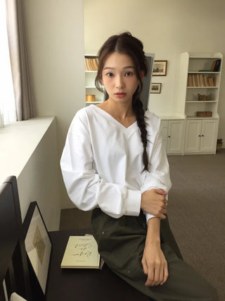 Simple, effortless V-neck oversized long-sleeve tee