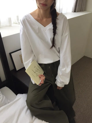 Simple, effortless V-neck oversized long-sleeve tee