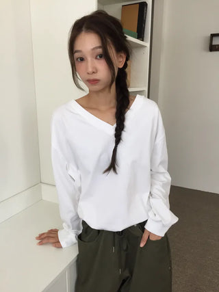 Simple, effortless V-neck oversized long-sleeve tee