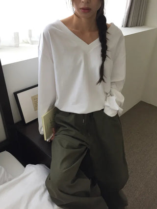 Simple, effortless V-neck oversized long-sleeve tee