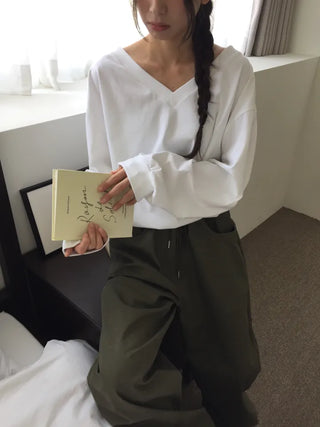 Simple, effortless V-neck oversized long-sleeve tee