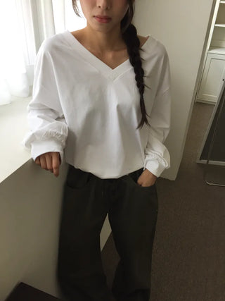 Simple, effortless V-neck oversized long-sleeve tee
