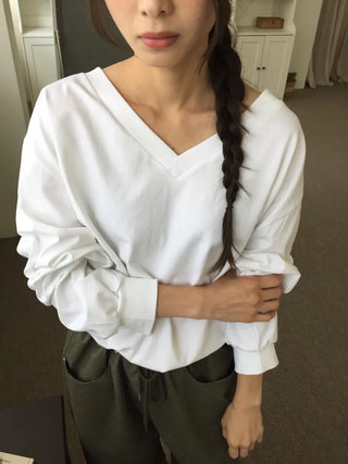 Simple, effortless V-neck oversized long-sleeve tee
