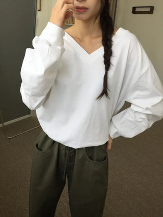 Simple, effortless V-neck oversized long-sleeve tee