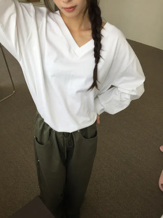 Simple, effortless V-neck oversized long-sleeve tee