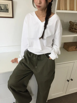 Simple, effortless V-neck oversized long-sleeve tee