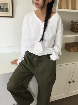 Simple, effortless V-neck oversized long-sleeve tee