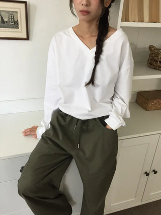 Simple, effortless V-neck oversized long-sleeve tee