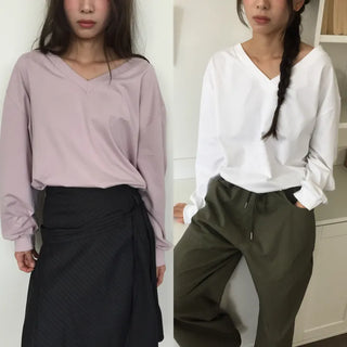 Simple, effortless V-neck oversized long-sleeve tee