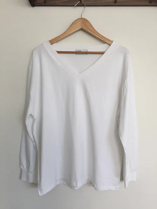 Simple, effortless V-neck oversized long-sleeve tee