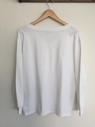 Simple, effortless V-neck oversized long-sleeve tee
