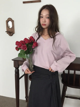 Simple, effortless V-neck oversized long-sleeve tee