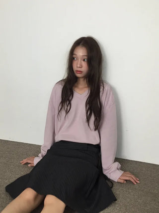 Simple, effortless V-neck oversized long-sleeve tee