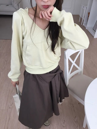 Delicate Yellow V-Neck Slim Hoodie