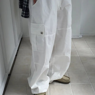 Simple loose-fit white cargo pants, delicate fit, wide-leg daily look