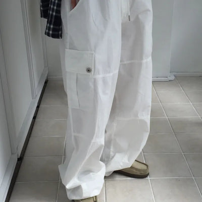 Simple loose-fit white cargo pants, delicate fit, wide-leg daily look