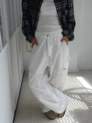 Simple loose-fit white cargo pants, delicate fit, wide-leg daily look