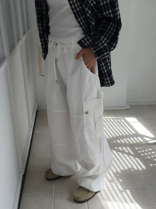 Simple loose-fit white cargo pants, delicate fit, wide-leg daily look