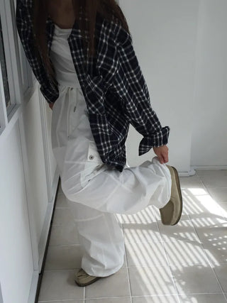 Simple loose-fit white cargo pants, delicate fit, wide-leg daily look