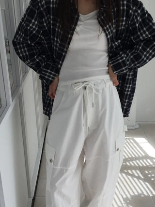 Simple loose-fit white cargo pants, delicate fit, wide-leg daily look
