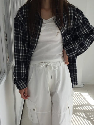 Simple loose-fit white cargo pants, delicate fit, wide-leg daily look