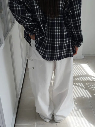 Simple loose-fit white cargo pants, delicate fit, wide-leg daily look