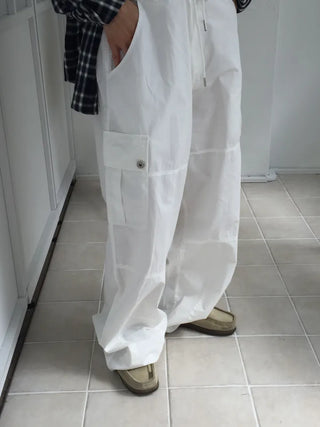 Simple loose-fit white cargo pants, delicate fit, wide-leg daily look