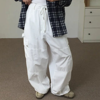 Simple loose-fit white cargo pants, delicate fit, wide-leg daily look