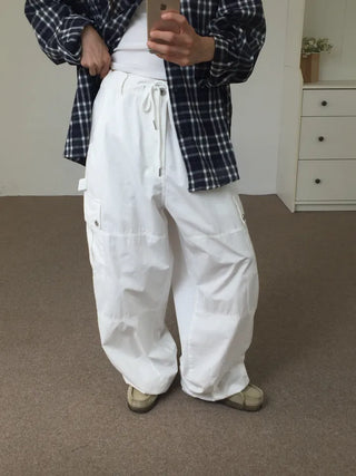 Simple loose-fit white cargo pants, delicate fit, wide-leg daily look