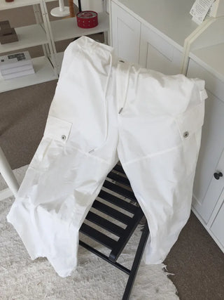 Simple loose-fit white cargo pants, delicate fit, wide-leg daily look