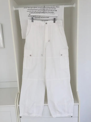 Simple loose-fit white cargo pants, delicate fit, wide-leg daily look