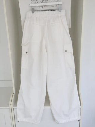 Simple loose-fit white cargo pants, delicate fit, wide-leg daily look