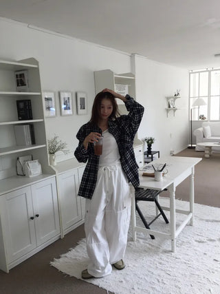 Simple loose-fit white cargo pants, delicate fit, wide-leg daily look