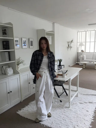 Simple loose-fit white cargo pants, delicate fit, wide-leg daily look