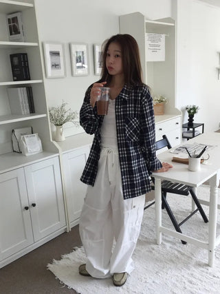 Simple loose-fit white cargo pants, delicate fit, wide-leg daily look