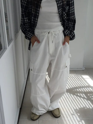 Simple loose-fit white cargo pants, delicate fit, wide-leg daily look