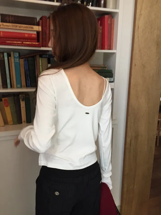 Collarbone line delicate fit reverse back open T-shirt