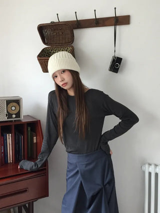 Collarbone line delicate fit reverse back open T-shirt