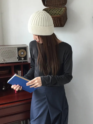 Collarbone line delicate fit reverse back open T-shirt
