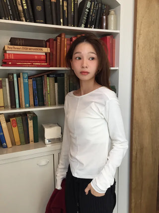 Collarbone line delicate fit reverse back open T-shirt