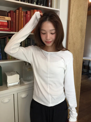 Collarbone line delicate fit reverse back open T-shirt