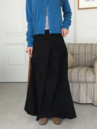 Mood-draping long skirt that completes the look effortlessly