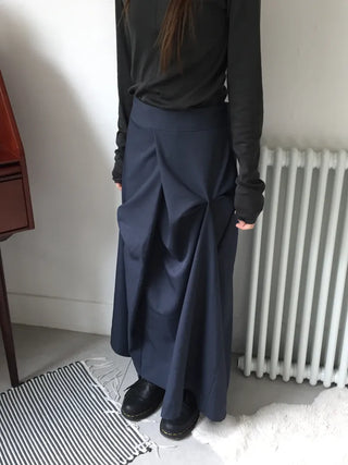Mood-draping long skirt that completes the look effortlessly