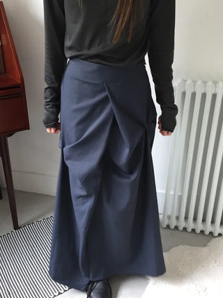 Mood-draping long skirt that completes the look effortlessly
