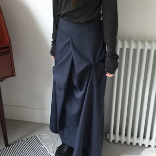 Mood-draping long skirt that completes the look effortlessly