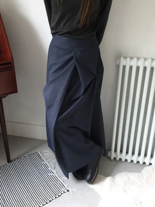 Mood-draping long skirt that completes the look effortlessly