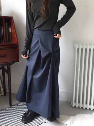Mood-draping long skirt that completes the look effortlessly