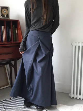 Mood-draping long skirt that completes the look effortlessly