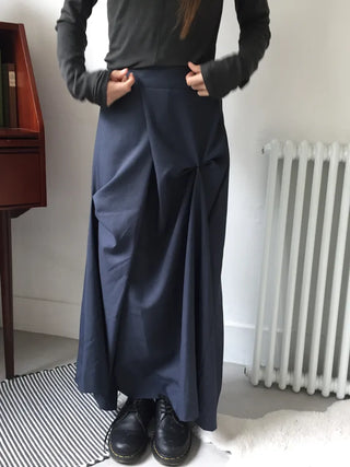 Mood-draping long skirt that completes the look effortlessly