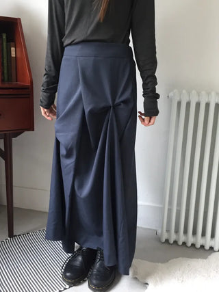 Mood-draping long skirt that completes the look effortlessly